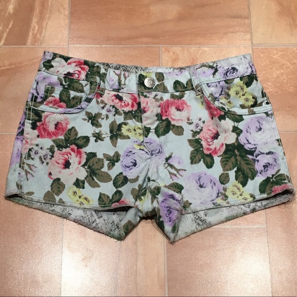 Junior Girls Reversible Low Waisted Graphic Snakeskin & Floral Print Jean Shorts - Picture 2 of 2